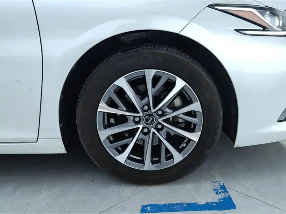 Lexus ES 200 Outstanding