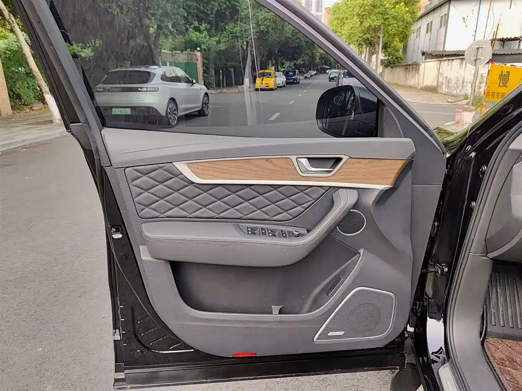 Hongqi HS7 2.0 T DCT 2 WD Connected Flagship Enjoyment 5-seat