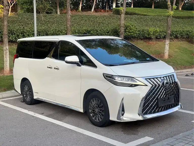 Lexus LM 300 h 4-seat Royal World