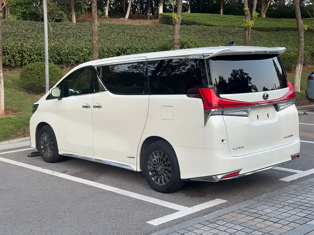 Lexus LM 300 h 4-seat Royal World