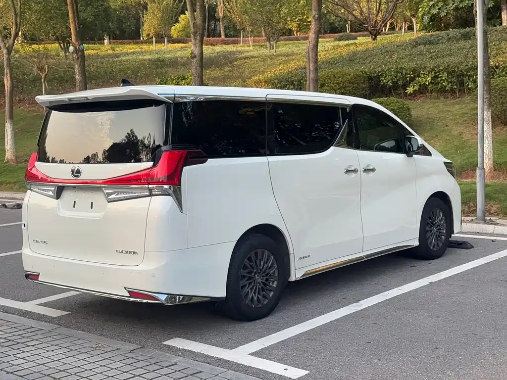 Lexus LM 300 h 4-seat Royal World