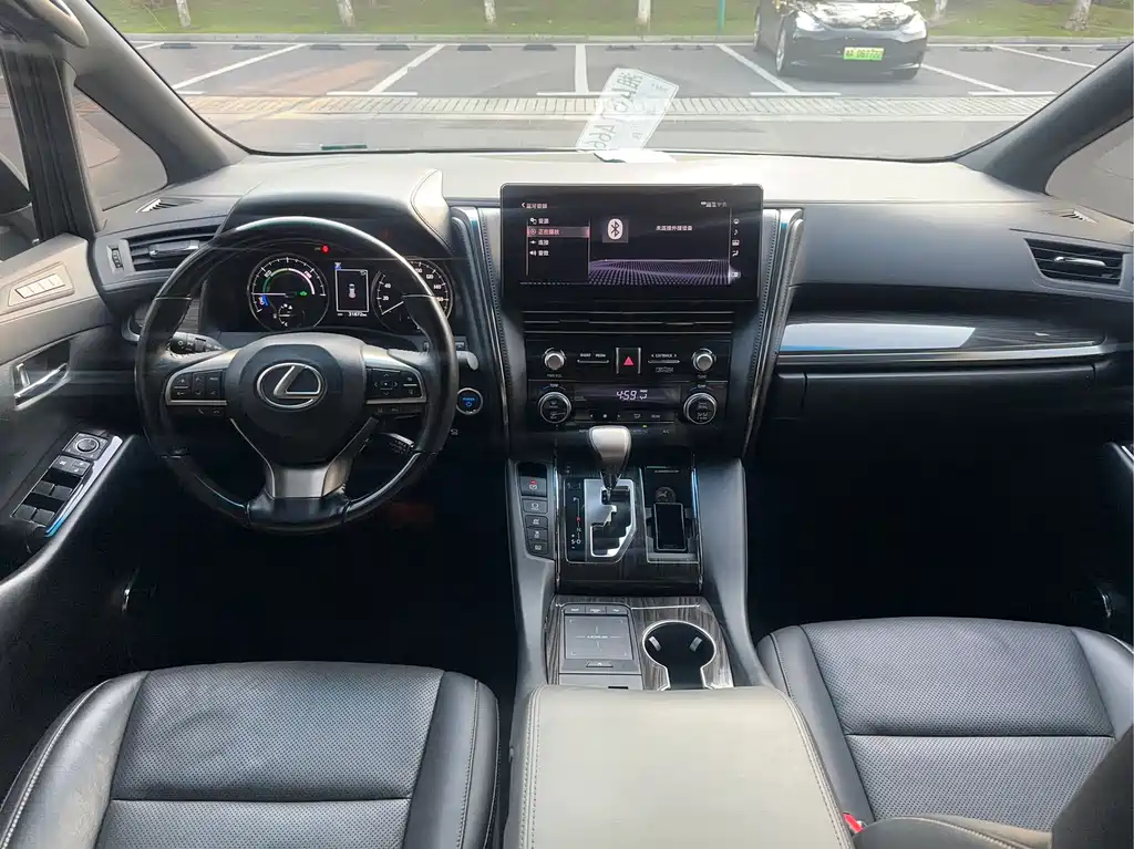 Lexus LM 300 h 4-seat Royal World
