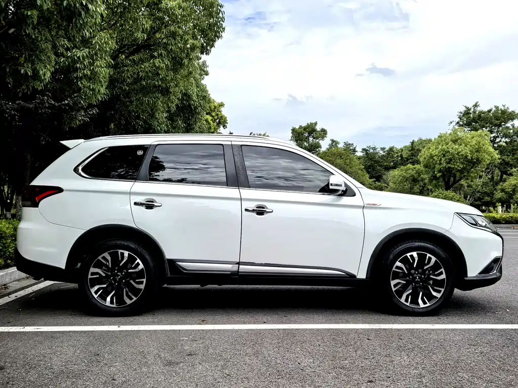 Outlander 2.4 L 4 WD Enjoyment 5-seat