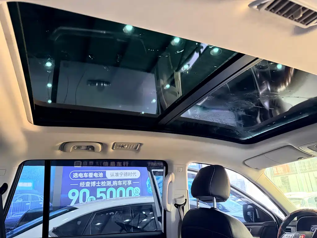 Roewe RX8 30 T 2 WD Outstanding Flagship