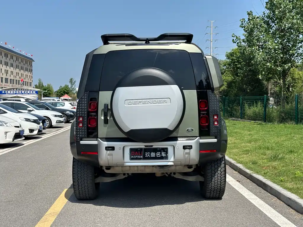 Land Rover Defender 110 P400 Dark Special Edition