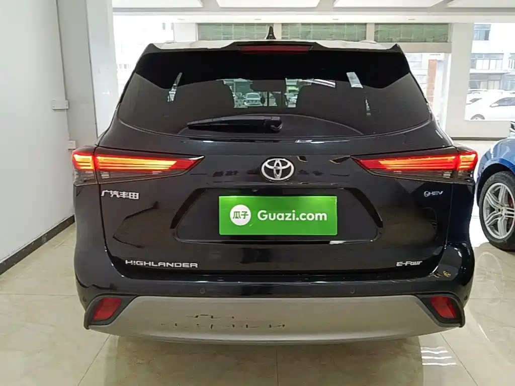 Highlander 2.5 L Smart e-Hybrid Dual Engine 4 WD Distinguished 7-seat