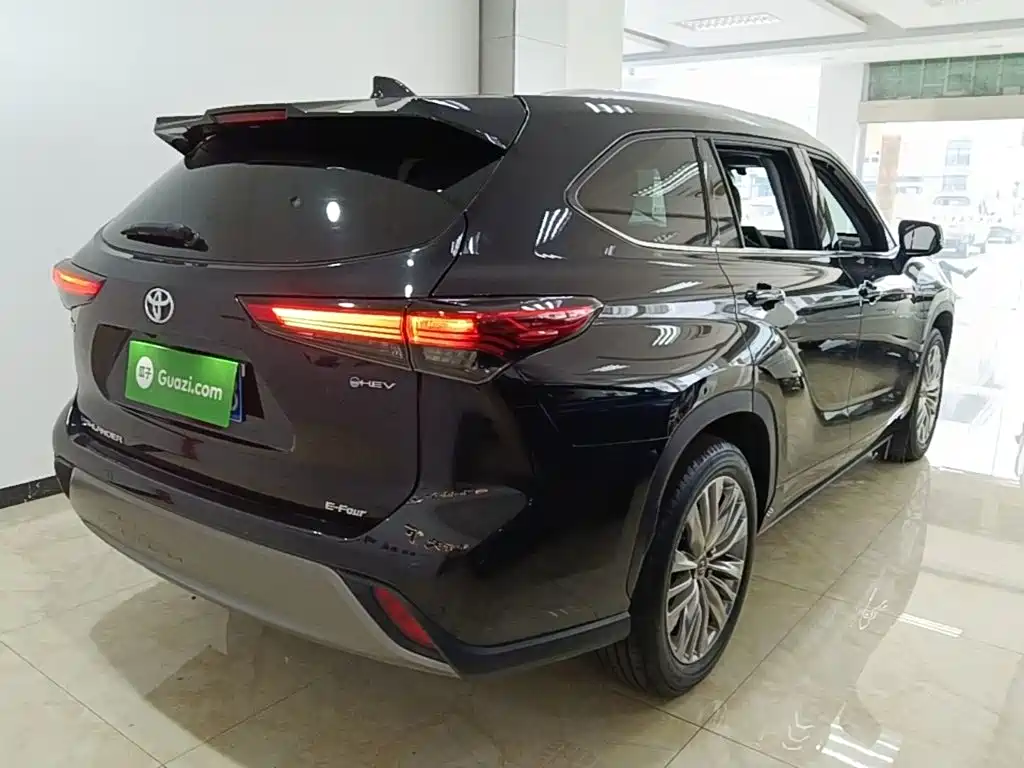 Highlander 2.5 L Smart e-Hybrid Dual Engine 4 WD Distinguished 7-seat