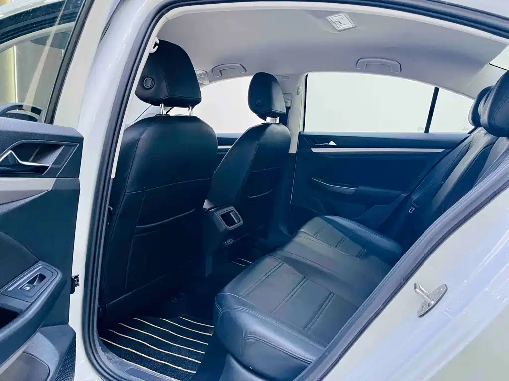 Bora 1.5 L Auto Fashion Connected
