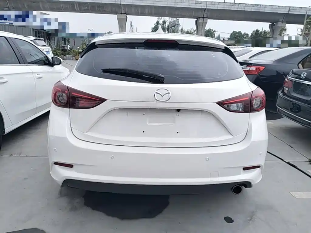 Mazda 3 Axela Cloud Control Hatchback 1.5 L Auto Comfort CN-V