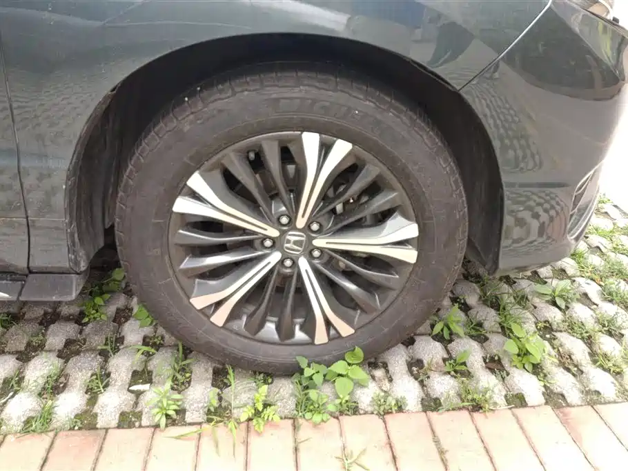 Honda UR-V 370 TURBO 4 WD Honor Shine