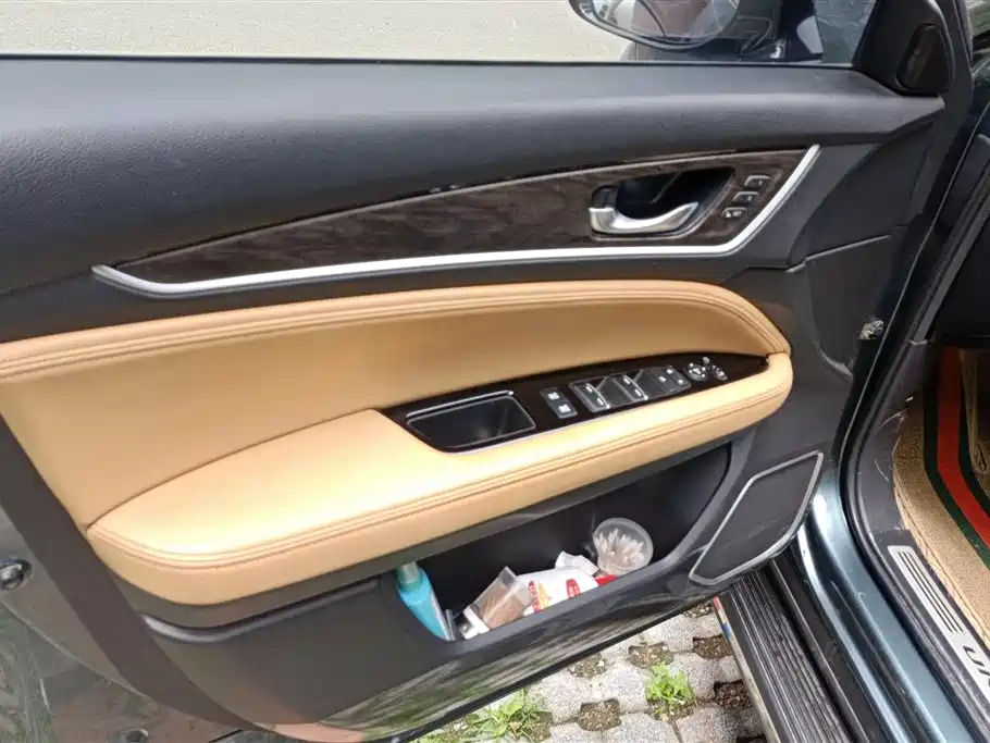 Honda UR-V 370 TURBO 4 WD Honor Shine