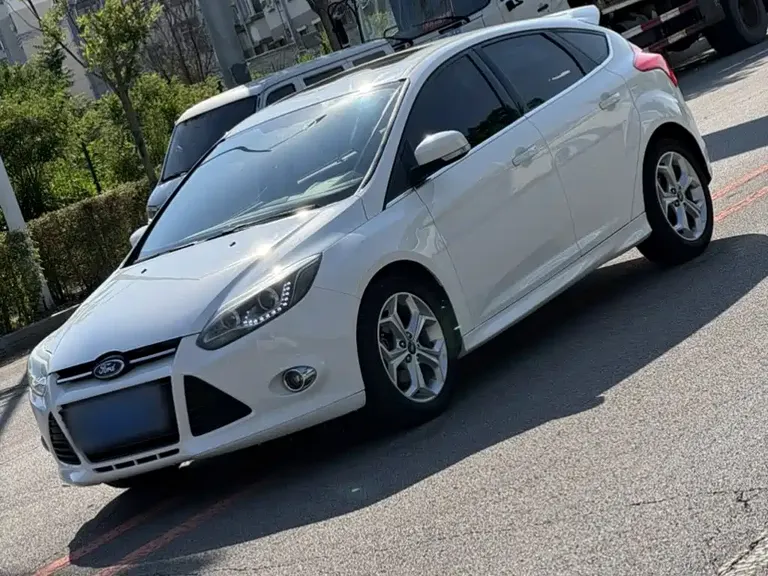 Ford Focus Hatchback 2.0 L Manual Luxury Sport
