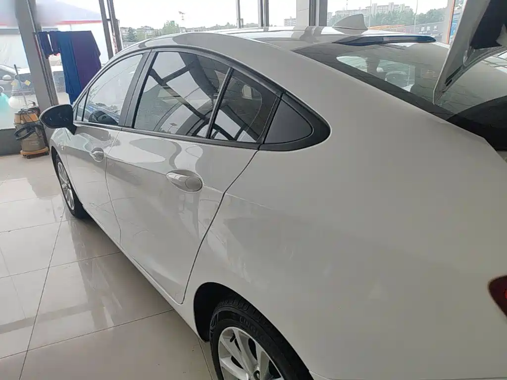 Cruze 320 Auto Pioneer Sunroof