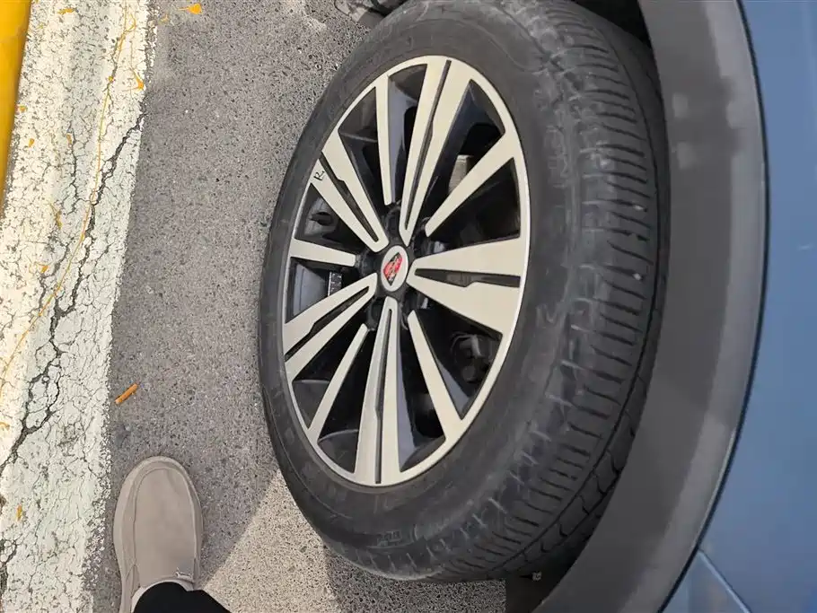 Roewe RX5 荣威RX5 2019款 20 T 两驱手动4 G互联铂金版