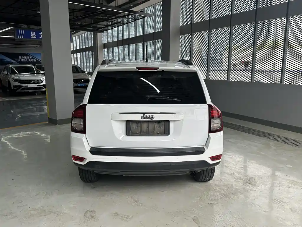 Compass (Import) 指南者进口 2014款 改款 2.0 L 两驱进取版