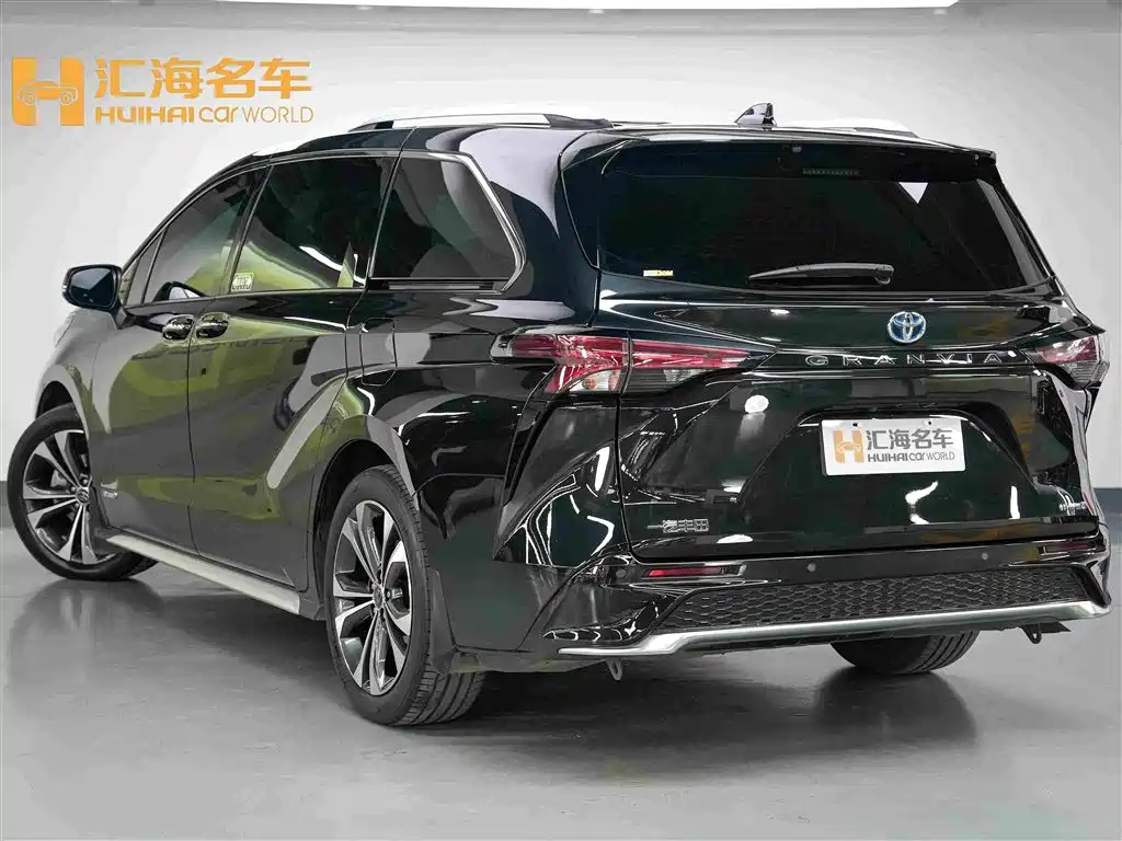 Granvia 2.5 L Hybrid Distinguished PLUS