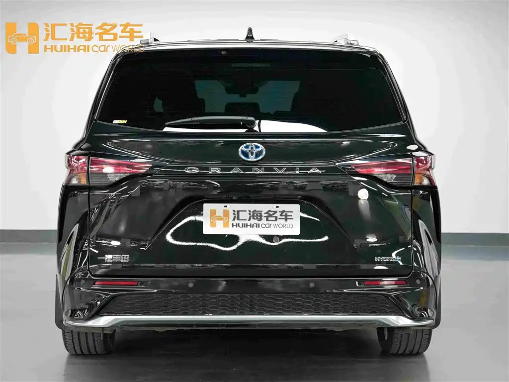 Granvia 2.5 L Hybrid Distinguished PLUS