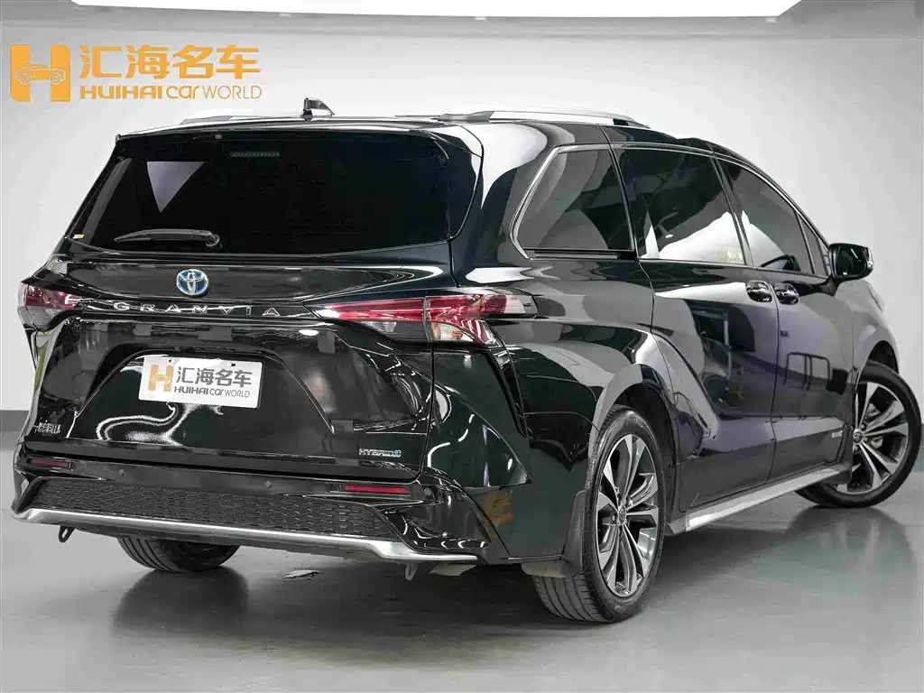 Granvia 2.5 L Hybrid Distinguished PLUS