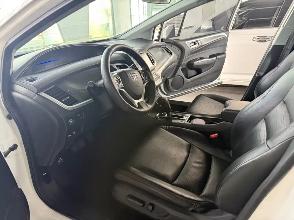 Jade 1.8 L CVT Luxury Premium 5-seat