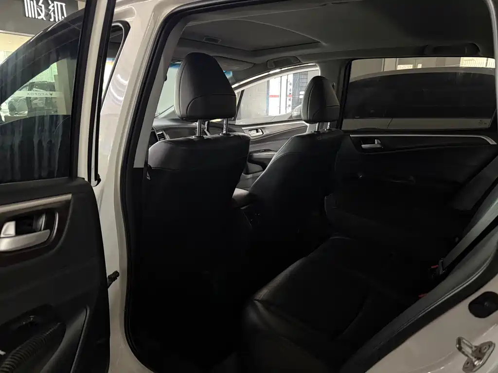 Jade 1.8 L CVT Luxury Premium 5-seat