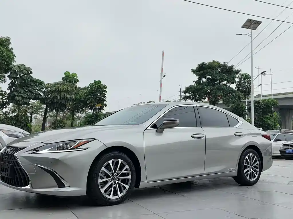 Lexus ES 300 h Outstanding