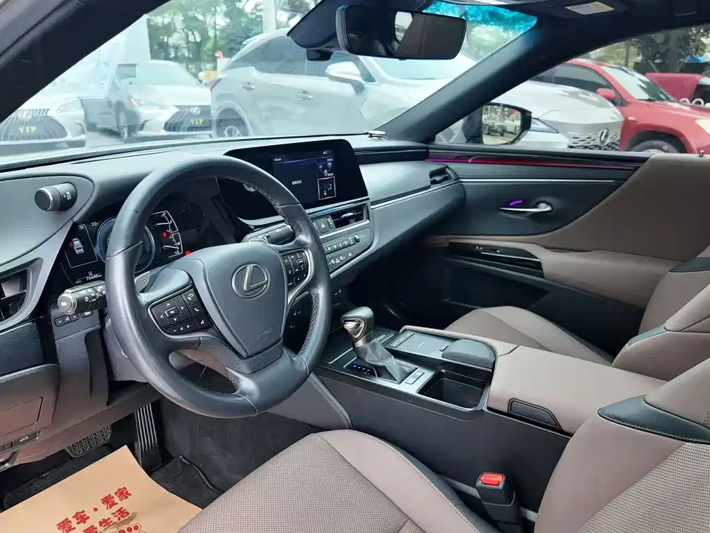 Lexus ES 300 h Outstanding