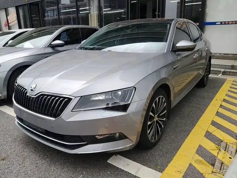 Skoda Superb TSI330 DSG Luxury CN-V