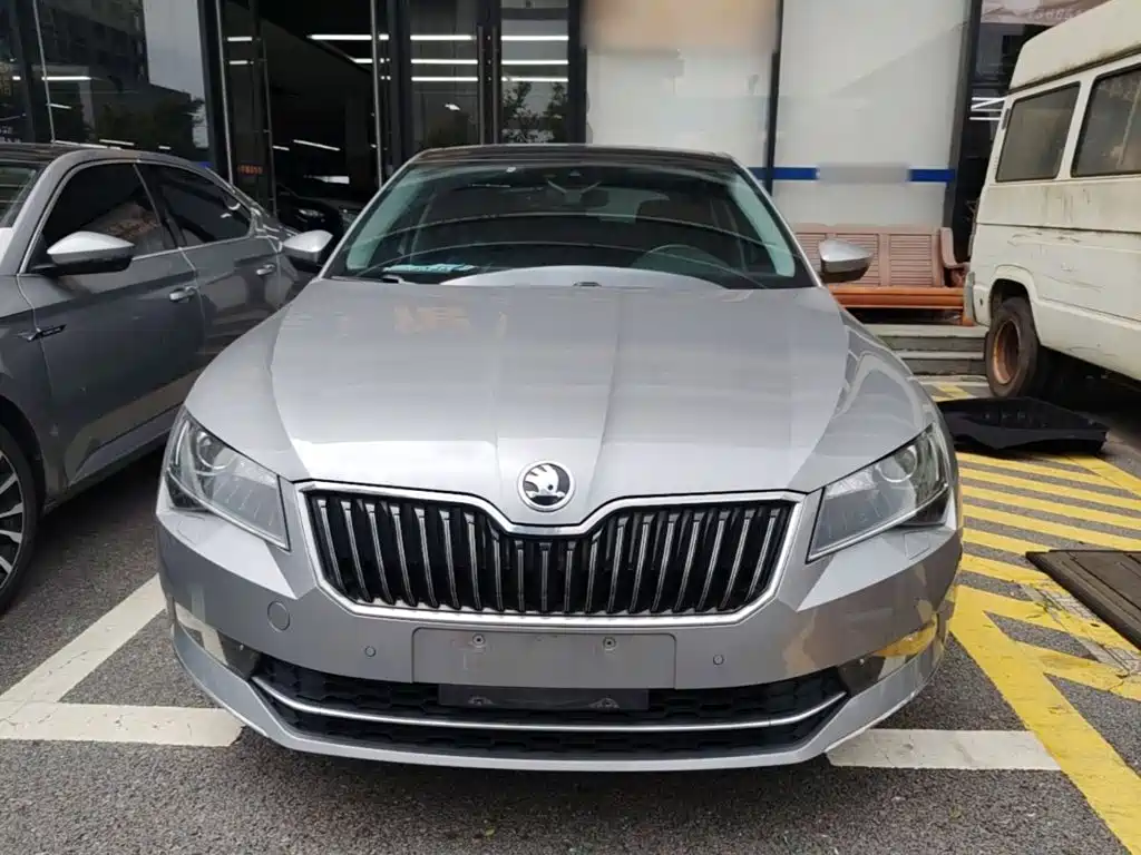 Superb TSI330 DSG Luxury CN-V