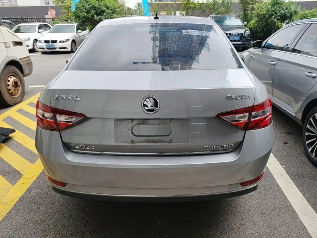Superb TSI330 DSG Luxury CN-V