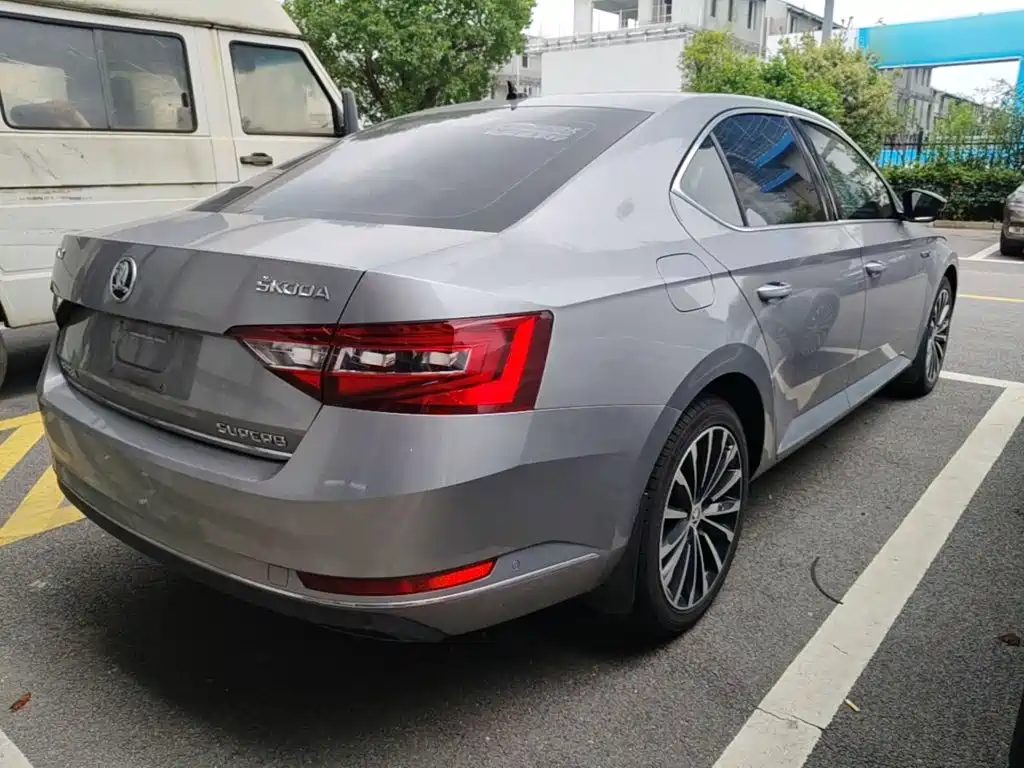 Superb TSI330 DSG Luxury CN-V