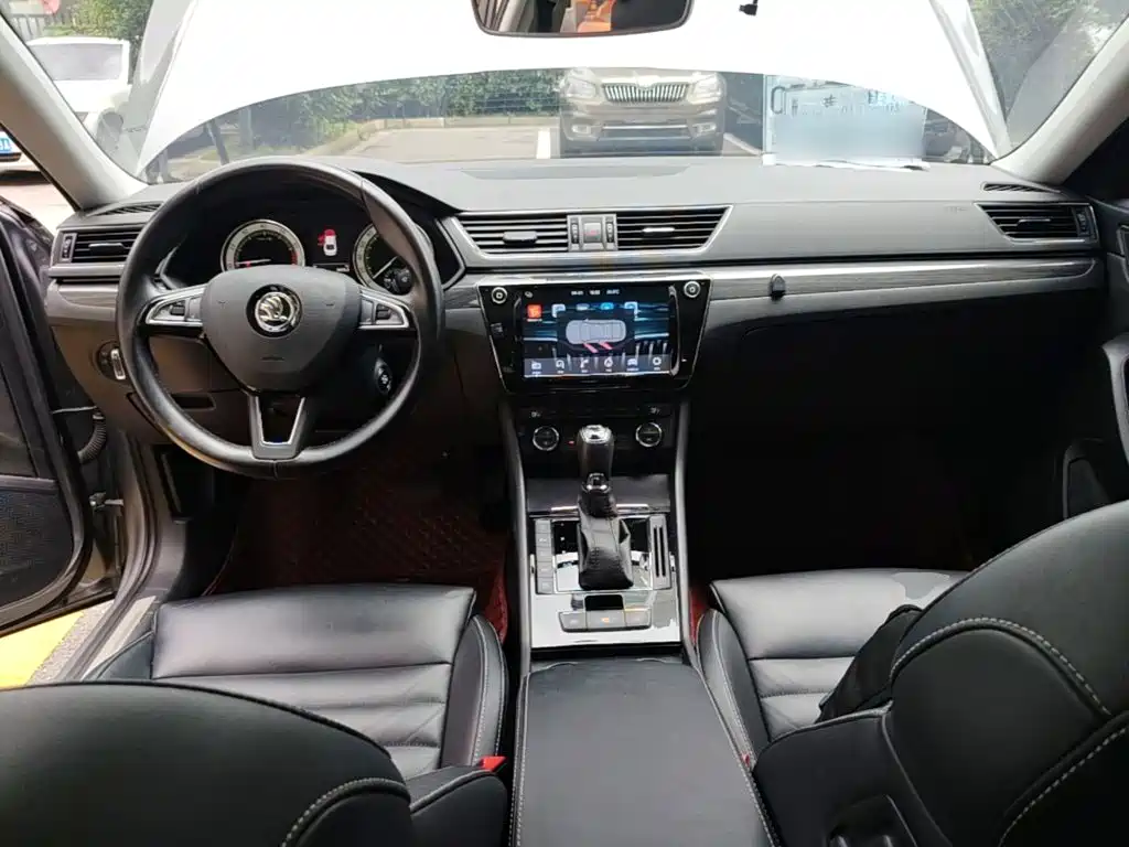 Superb TSI330 DSG Luxury CN-V