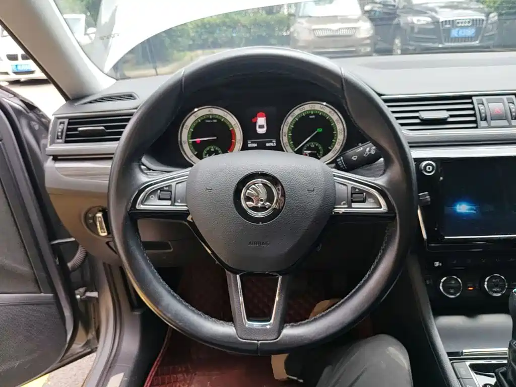 Superb TSI330 DSG Luxury CN-V