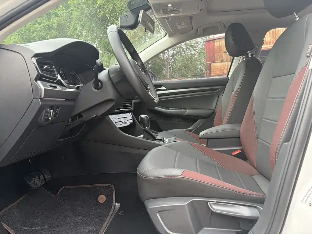 Bora 1.5 L Auto Elite Connected