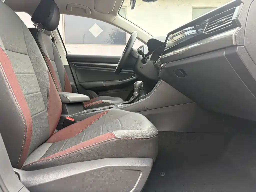 Bora 1.5 L Auto Elite Connected