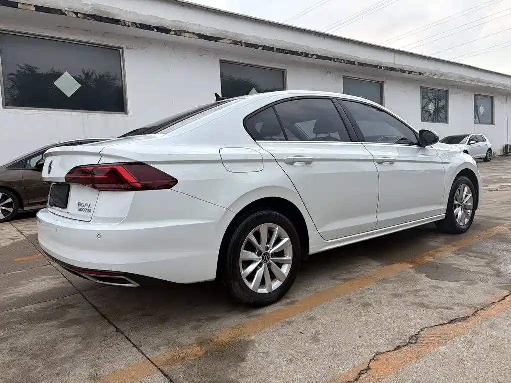 Bora 1.5 L Auto Elite Connected