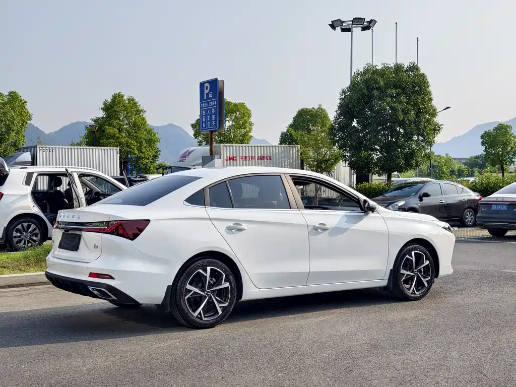 Roewe i5 1.5 L CVT Honored