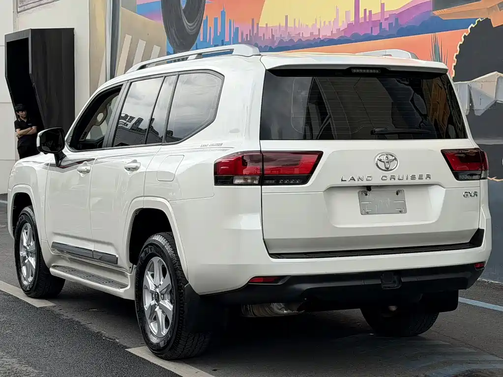 Land Cruiser (Import) 兰德酷路泽(进口) LC300 2023款 4.0 L 中东版