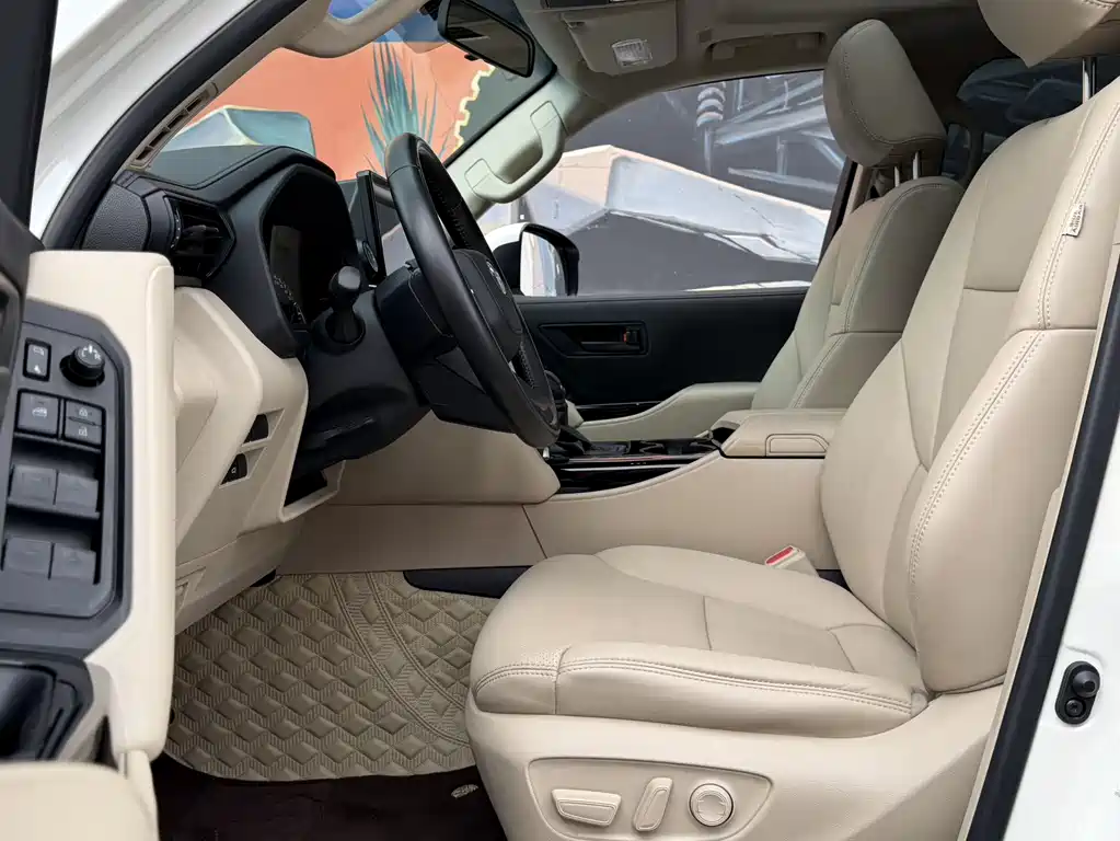 Land Cruiser (Import) 兰德酷路泽(进口) LC300 2023款 4.0 L 中东版