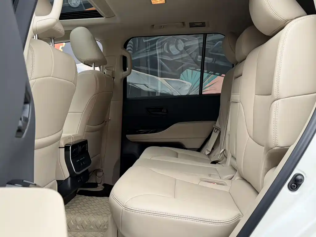 Land Cruiser (Import) 兰德酷路泽(进口) LC300 2023款 4.0 L 中东版