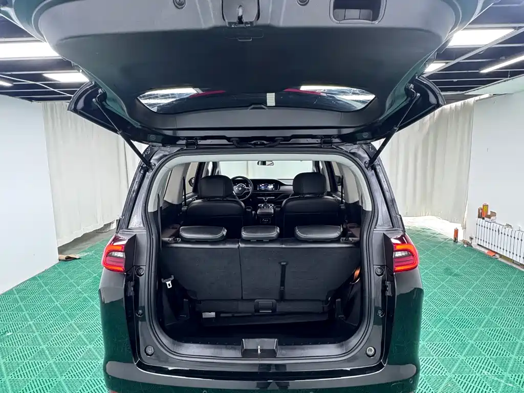 GAC Trumpchi M6 270 T DCT Luxury (7-seat)