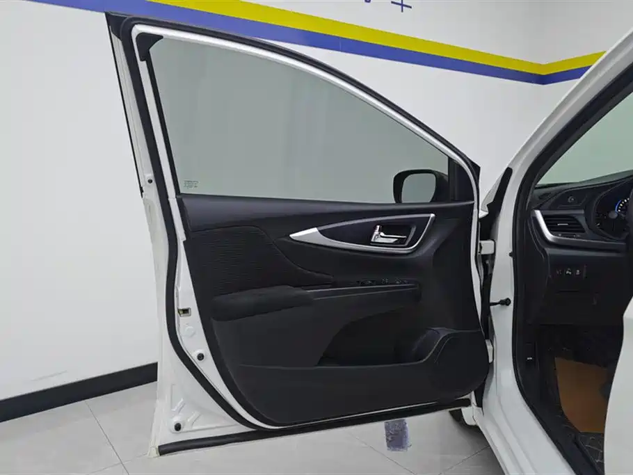 Crider 1.8 L CVT Luxury
