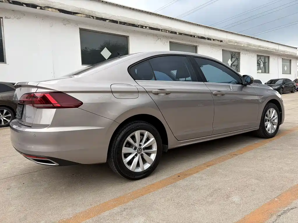 Bora 1.5 L Auto Elite Connected