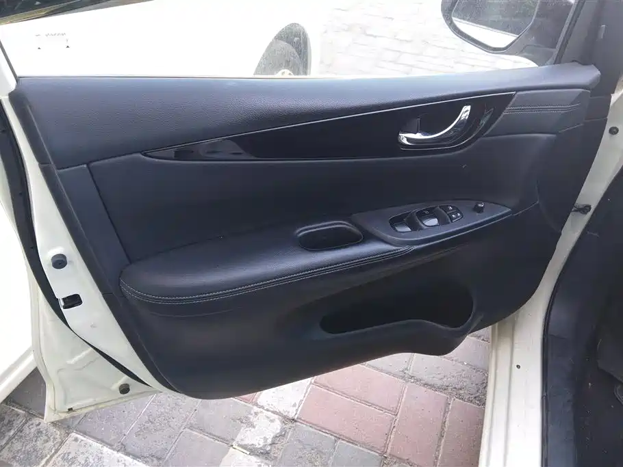 Tiida 1.6 L CVT Smart Travel