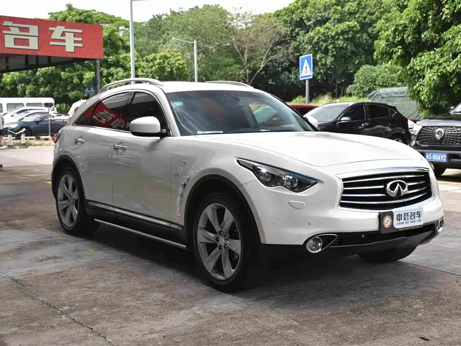 Infiniti QX70 3.7 L Standard