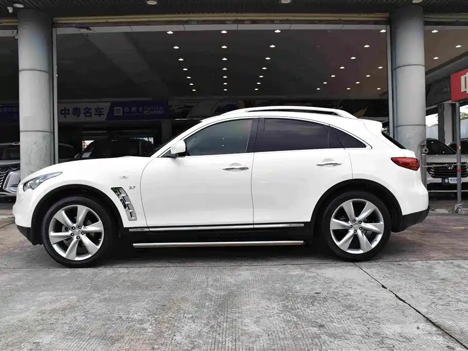 Infiniti QX70 3.7 L Standard