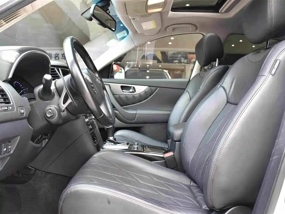 Infiniti QX70 3.7 L Standard
