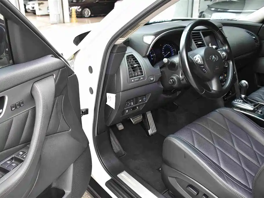 Infiniti QX70 3.7 L Standard