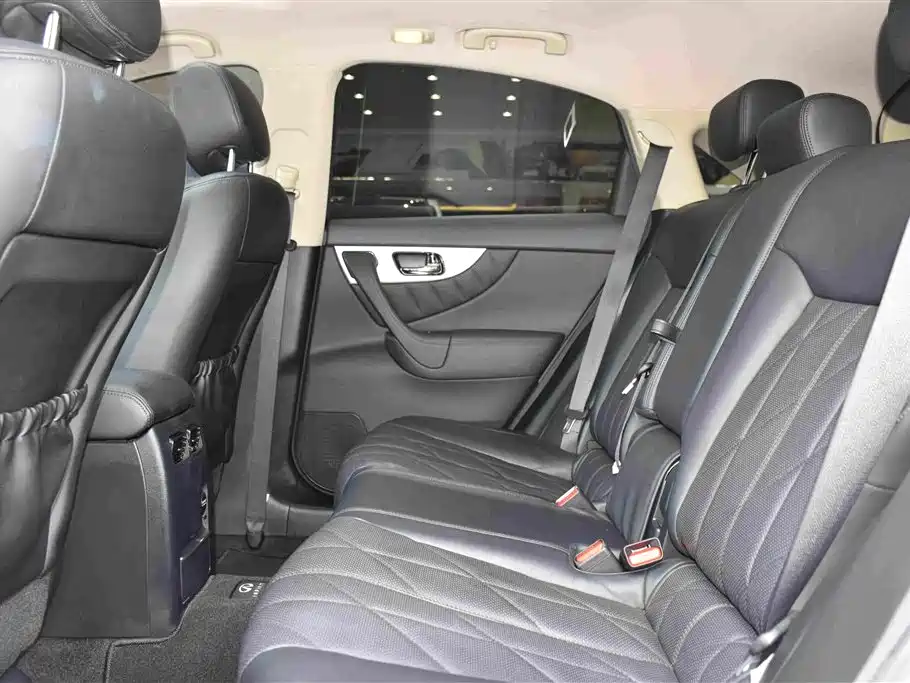 Infiniti QX70 3.7 L Standard