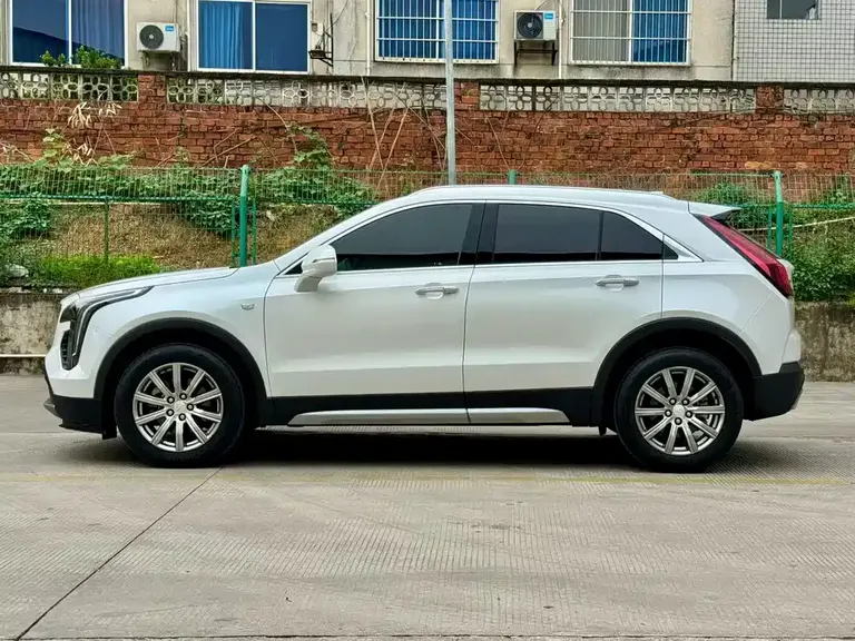 Cadillac XT4 28 T 2 WD Leading