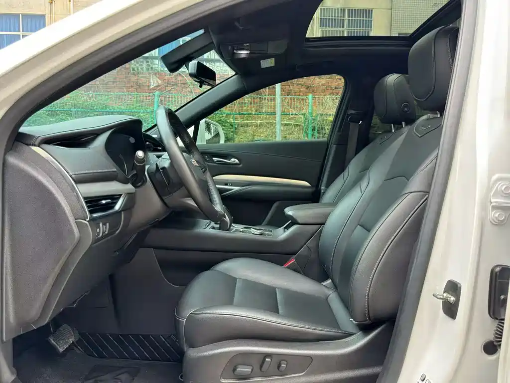 Cadillac XT4 28 T 2 WD Leading